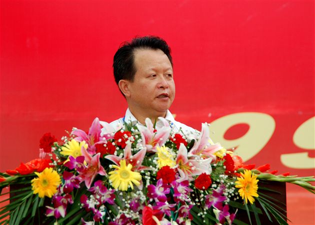 十五周年校庆图片:四川省教育厅副厅长汪风雄在发言