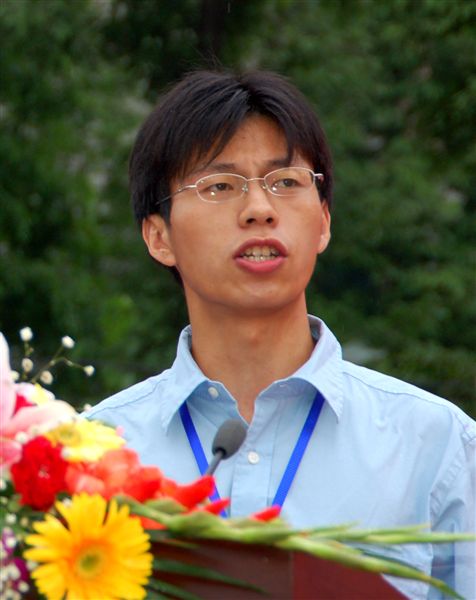 十五周年校庆图片:棠湖中学校友代表黄朝俊在棠湖中学建校十五周年庆祝大会上发言