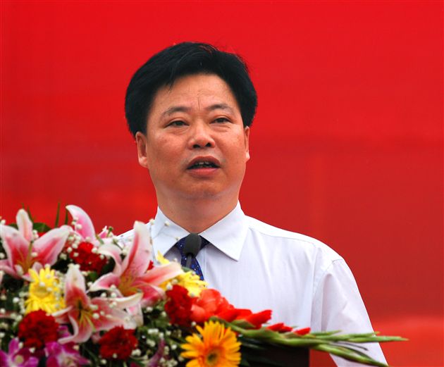 十五周年校庆图片:四川省双流县县政府副县长谢仁根主持大会
</p><p>