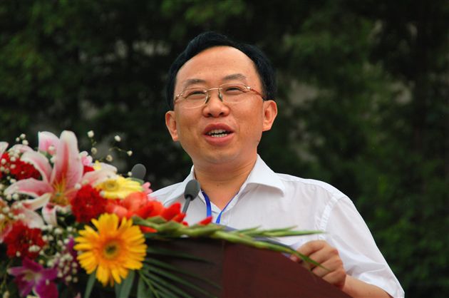 十五周年校庆图片:中共双流县委书记、县人大主任谢瑞武在棠湖中学建校十五周年庆祝大会上讲