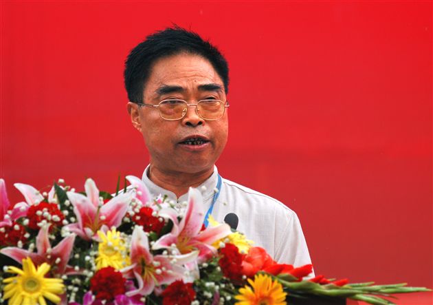 十五周年校庆图片:黄光成校长在棠湖中学建校十五周年庆祝大会上讲话