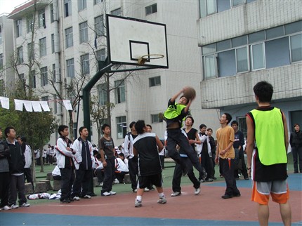 棠湖中学首届三人制篮球比赛
</p><p>　　