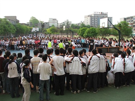 棠湖中学首届三人制篮球比赛
</p><p>　　