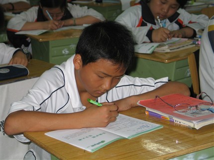 这上面的题难不倒我——棠湖中学外语实验学校爱眼护眼健康教育活动
</p><p>