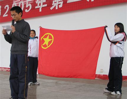团旗下的讲话——2005-2006学年度首批新团员
</p><p>　　