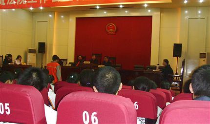 学生法庭旁听.