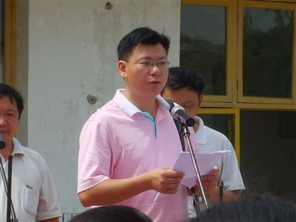 班主任袁老师宣布资助名单