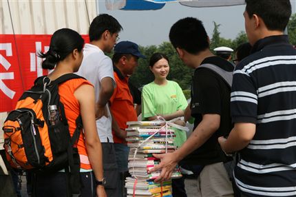 在绵阳九州体育馆,卸下近300本书委托当地志愿者用小型越野车运往我们的货车无法到达的北川县擂鼓镇