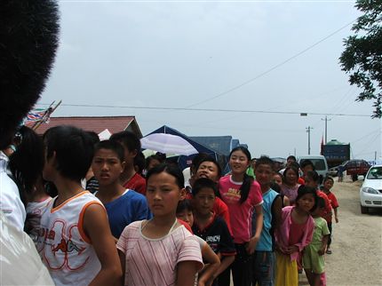 话音未落,孩子们已经自觉地排起长队,翘首期盼图书