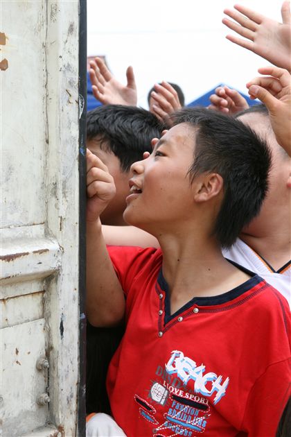 孩子们高举的手、求知的渴望让我们感动……
</p><p>