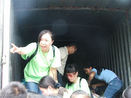 烈日当空,帮助我们发书的志愿者、当地女孩、叶老师等汗如雨下