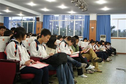 学生认真聆听
