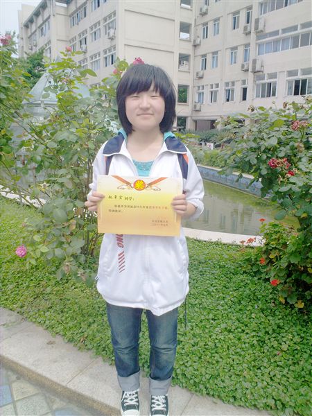 赵常宏高二1班:life is not about how to get farough,the storm,but how to dame in the rain.