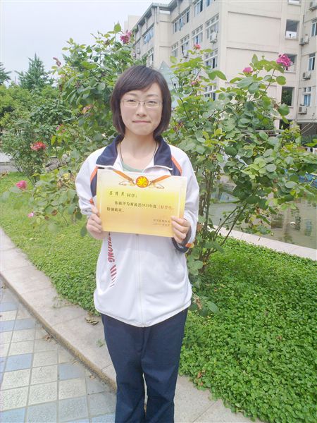 吕清月高一7班:每一轮月亮都有两面,人们永远都只能看到它明亮光洁的一面,而不能看到它背后的艰苦与辛苦。