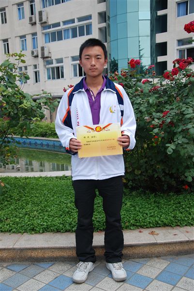杨成高二8班:登上王冠的钻石遍体鳞伤,活出精神的灵魂浑身是血!FIGHTING.