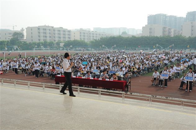 架起家校合作桥梁,促进孩子健康成长——记初2013届中学生心灵成长暨家庭教育报告会
</p><p>