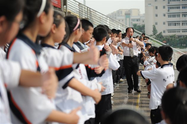 架起家校合作桥梁,促进孩子健康成长——记初2013届中学生心灵成长暨家庭教育报告会
</p><p>