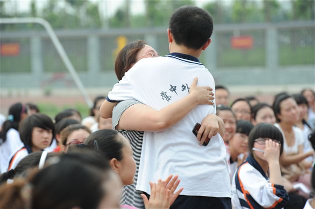 架起家校合作桥梁,促进孩子健康成长——记初2013届中学生心灵成长暨家庭教育报告会
</p><p>