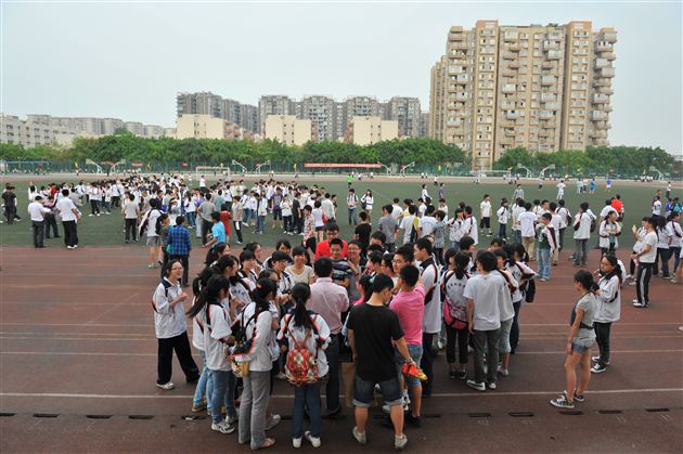 游戏中放松,运动中奋发——记棠外高2012届高三趣味运动会