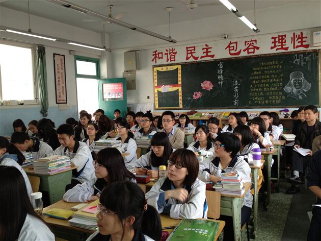 棠外高中部修身班会课研究室开展高2011级修身班会课研讨活动