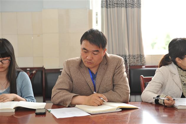 棠中外语学校初中修身班会课研究室第三次专题研讨会顺利召开