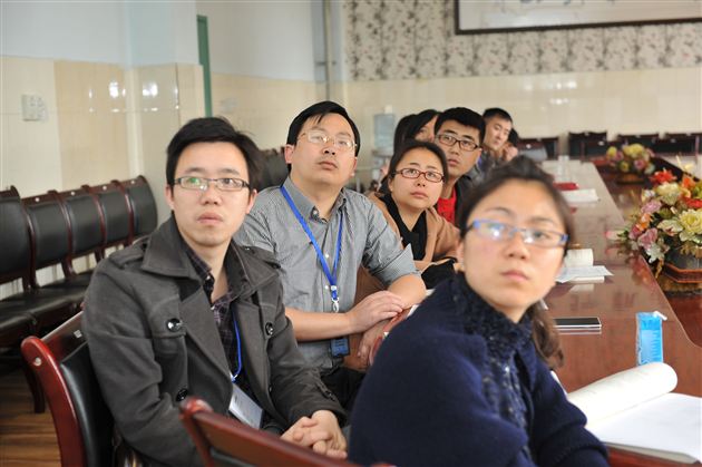 棠中外语学校初中修身班会课研究室第三次专题研讨会顺利召开