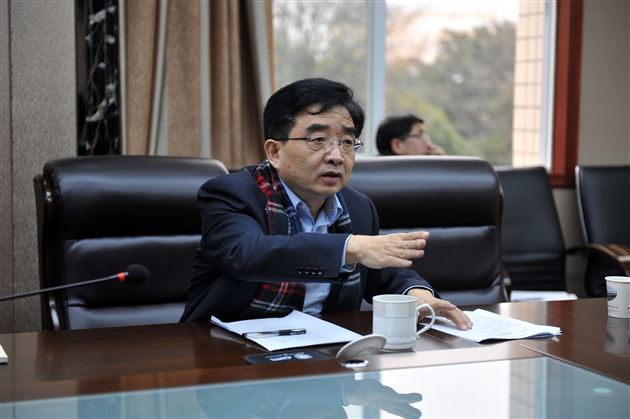 全国基础外语教育研究培训中心常务副理事长、教育部《英语课程标准》研制专家组核心成员，北京外国语大学教授张连仲教授莅临棠外指导高中英语课题