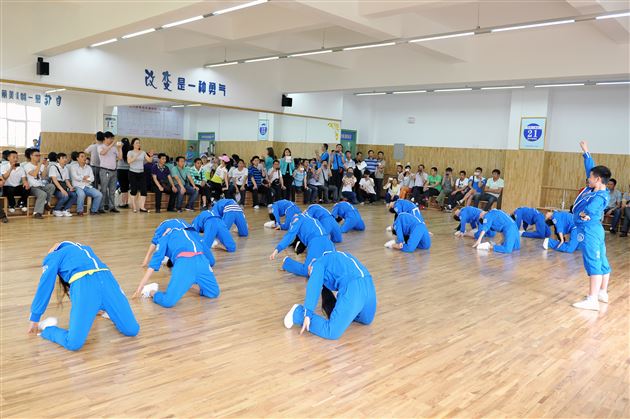 棠外教师鲁敏献课国培计划(达州市)中小学体育骨干教师培训班
