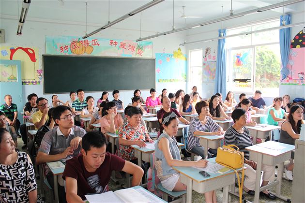 陪孩子走过小学六年——棠外附小召开一年级家长座谈会