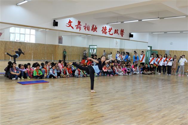 携手迎未来 共开友谊花 ——记2014年巴塘师生赴棠外参观学习