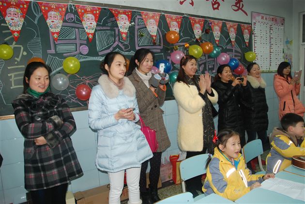 快乐的节日　欢乐的海洋——记棠外附小师生家长欢聚一堂庆“圣诞、元旦”会