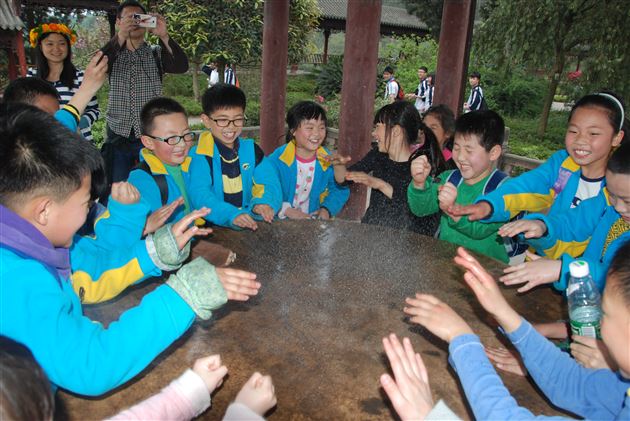 探寻春之迹，花舞人间游——记棠外附小二、三年级社会实践活动