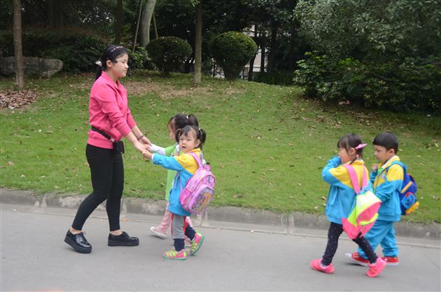 寻找秋天的痕迹——记棠外实验幼儿园婴小班秋游社会实践活动