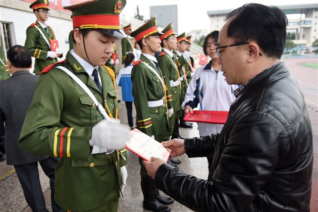 棠外隆重举行第十二届国旗班交接表彰仪式