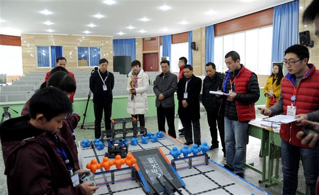 第十四届四川省青少年机器人创新实践活动(普及组)决赛在棠外举行