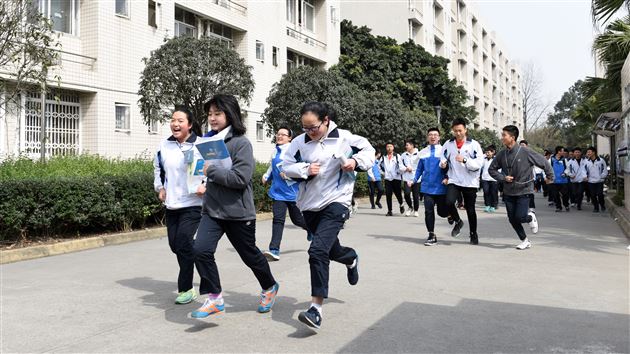生命高于一切，演练防患未然——棠外师生开展公寓紧急逃生疏散演练
