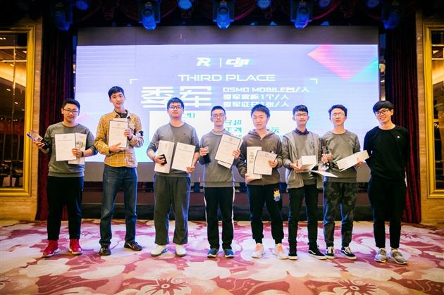 我校高2016级8班严康正同学获得季军（右三）
