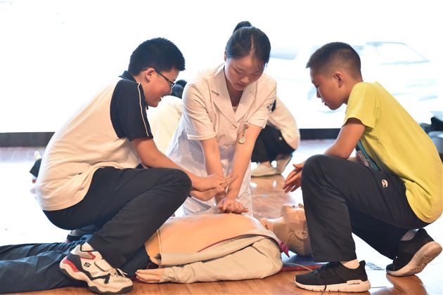 棠外2018年“五四青年节系列活动”之向上吧，急救青年！急救培训活动开展