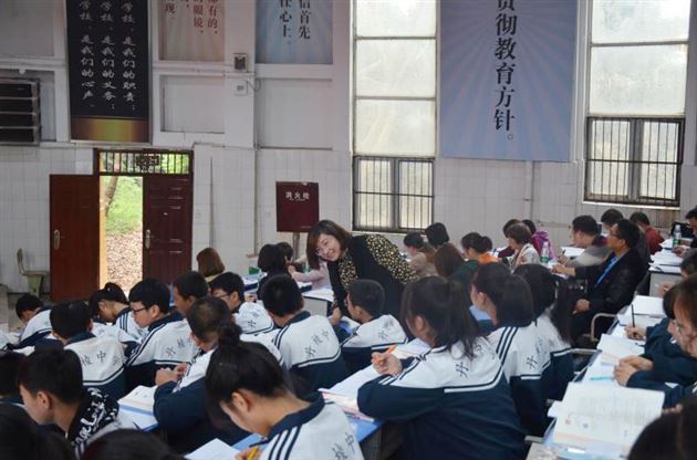 我校初中林亚姗、梁丽静、王鸿宏老师受邀担任“国培计划”授课专家分别进行专题讲座和示范授课