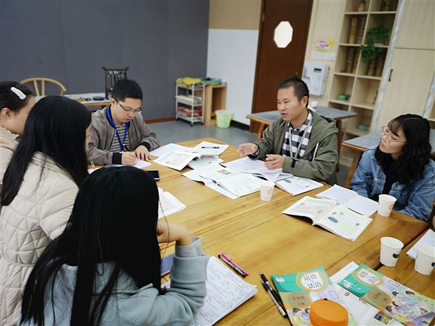 我校小学与初中道德与法治教研组成功举行联合教研专题活动