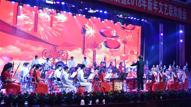飞鹰艺术团民乐团表演