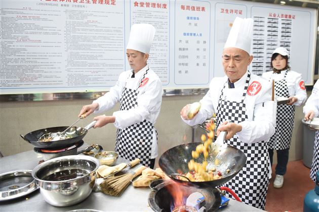 煎炒烹煮出世间百味 油盐酱醋蕴生活真谛——我校举行首届“餐厅厨师技能大赛暨师生厨艺展示活动”