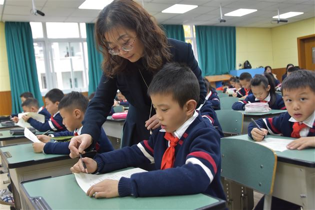 郑州市优秀教师到我校附小参观学习