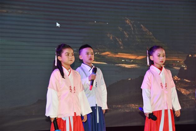 走遍天下书为侣 最是书香韵味长——记棠外附小低段诗歌朗诵比赛