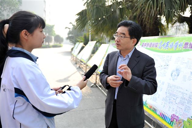 小记者在采访