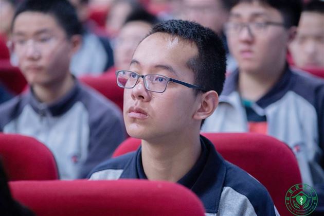 并肩作战，向梦想进发——写给高2021级的少年