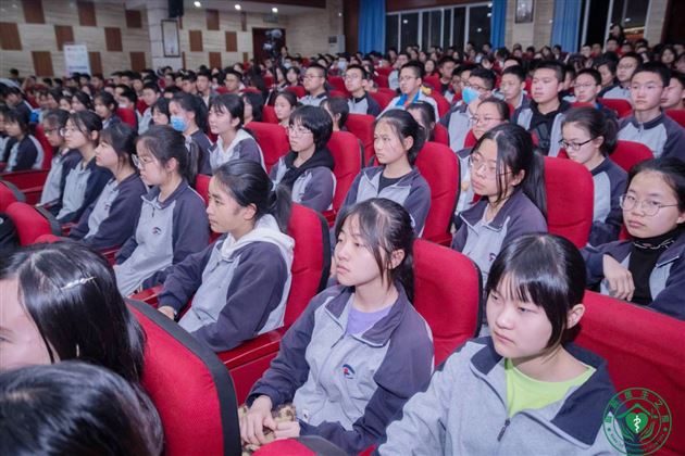 并肩作战，向梦想进发——写给高2021级的少年