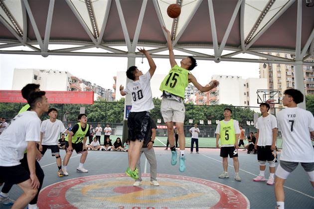 高中成功举行班级篮球联赛 