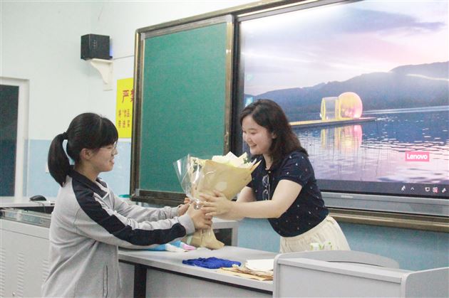 向优秀学习 向优秀出发——棠外优秀校友杜怡蒙回母校参加高2020级分享交流活动 