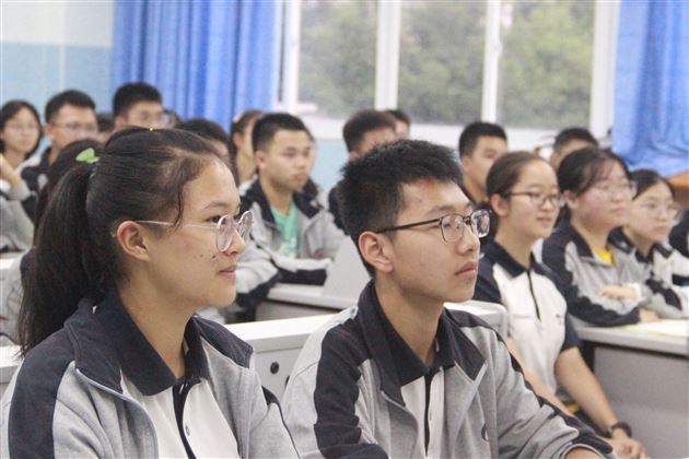 向优秀学习 向优秀出发——棠外优秀校友杜怡蒙回母校参加高2020级分享交流活动 